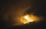 Une frappe israélienne dans le sud du Liban, une photo prise depuis le nord d'Israël, dans la matinée du 1er octobre 2024. (Crédit : AP Photo/Leo Correa)