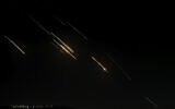 Des missiles lancés par l'Iran en direction d'Israël vus depuis la ville de Naplouse, en Cisjordanie, le 1er octobre 2024. (Crédit : Majdi Mohammed/AP)
