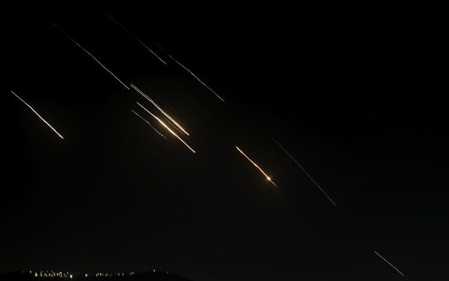 Des missiles lancés par l'Iran en direction d'Israël vus depuis la ville de Naplouse, en Cisjordanie, le 1er octobre 2024. (Crédit : Majdi Mohammed/AP) Des missiles lancés par l'Iran en direction d'Israël vus depuis la ville de Naplouse, en Cisjordanie, le 1er octobre 2024. (Crédit : Majdi Mohammed/AP)