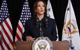 Illustration : La candidate démocrate à l'élection présidentielle, la vice-présidente Kamala Harris, s'adressant aux médias, , à Washington, le 1er octobre 2024. (Crédit : Jacquelyn Martin/AP)