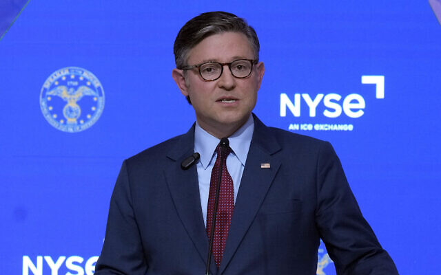 Le président de la Chambre des représentants, Mike Johnson, républicain de Louisiane, prononçant un discours économique devant des dirigeants financiers et des chefs d'entreprise, à la Bourse de New York, le 1er octobre 2024. (Crédit : Richard Drew/AP) Le président de la Chambre des représentants, Mike Johnson, républicain de Louisiane, prononçant un discours économique devant des dirigeants financiers et des chefs d'entreprise, à la Bourse de New York, le 1er octobre 2024. (Crédit : Richard Drew/AP)