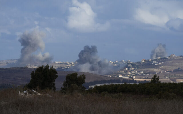 Illustration : De la fumée s’élevant à la suite de frappes israéliennes dans le sud du Liban, vue depuis le nord d'Israël, le 2 octobre 2024. (Crédit : Baz Ratner/AP) Illustration : De la fumée s’élevant à la suite de frappes israéliennes dans le sud du Liban, vue depuis le nord d'Israël, le 2 octobre 2024. (Crédit : Baz Ratner/AP)