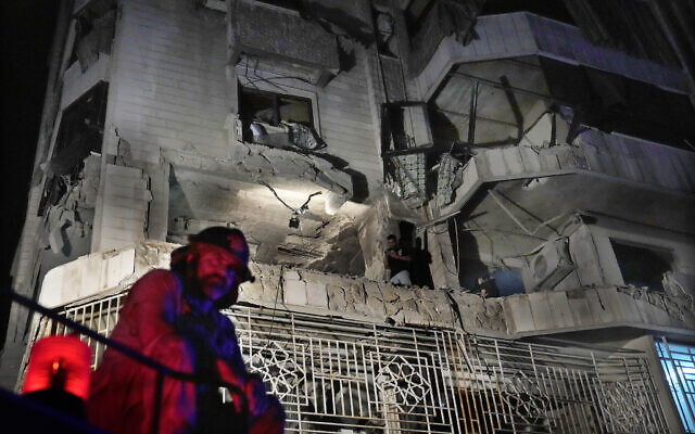 Un pompier devant un appartement touché par une frappe aérienne israélienne, à Beyrouth, au Liban, le 3 octobre 2024. (Crédit : Hussein Malla/AP) Un pompier devant un appartement touché par une frappe aérienne israélienne, à Beyrouth, au Liban, le 3 octobre 2024. (Crédit : Hussein Malla/AP)