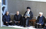 Illustration : Le guide suprême iranien, l'ayatollah Ali Khamenei, deuxième à droite, le chef du pouvoir judiciaire Gholam Hossein Mohseni Ejehei, à droite, le président du Parlement Mohammad Bagher Qalibaf, deuxième à gauche, et le président Masoud Pezeshkian ont lu le Coran lors d'une cérémonie commémorant l'assassinat du chef terroriste du Hezbollah, Hassan Nasrallah, à la grande mosquée de l'imam Khomeiny à Téhéran, le 4 octobre 2024. (Bureau du Guide suprême iranien via AP)