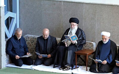 Illustration : Le guide suprême iranien, l'ayatollah Ali Khamenei, deuxième à droite, le chef du pouvoir judiciaire Gholam Hossein Mohseni Ejehei, à droite, le président du Parlement Mohammad Bagher Qalibaf, deuxième à gauche, et le président Masoud Pezeshkian ont lu le Coran lors d'une cérémonie commémorant l'assassinat du chef terroriste du Hezbollah, Hassan Nasrallah, à la grande mosquée de l'imam Khomeiny à Téhéran, le 4 octobre 2024. (Bureau du Guide suprême iranien via AP)
