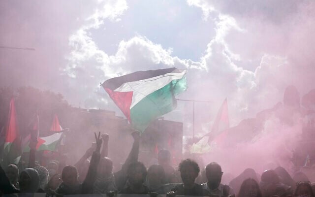 Des manifestants anti-israéliens et pro-palestiniens se rassemblent à Rome, en Italie, le 5 octobre 2024. (Crédit : AP Photo/Andrew Medichini) Des manifestants anti-israéliens et pro-palestiniens se rassemblent à Rome, en Italie, le 5 octobre 2024. (Crédit : AP Photo/Andrew Medichini)
