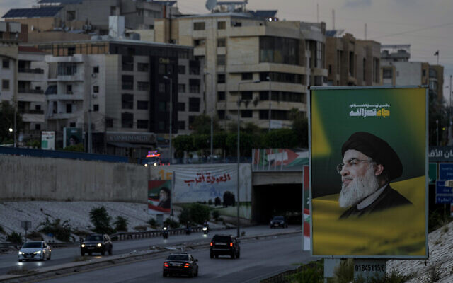Des panneaux d'affichage avec la photo de Sayyed Hassan Nasrallah, chef du Hezbollah libanais, affichés sur l'autoroute de l'aéroport de Beyrouth, le 5 octobre 2024. (Crédit : Bilal Hussein/AP) Des panneaux d'affichage avec la photo de Sayyed Hassan Nasrallah, chef du Hezbollah libanais, affichés sur l'autoroute de l'aéroport de Beyrouth, le 5 octobre 2024. (Crédit : Bilal Hussein/AP)