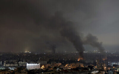 Des flammes et de la fumée s'élèvent après une frappe aérienne israélienne à Dahiyeh, Beyrouth, Liban, lundi 7 octobre 2024. (Crédit : AP Photo/Bilal Hussein)