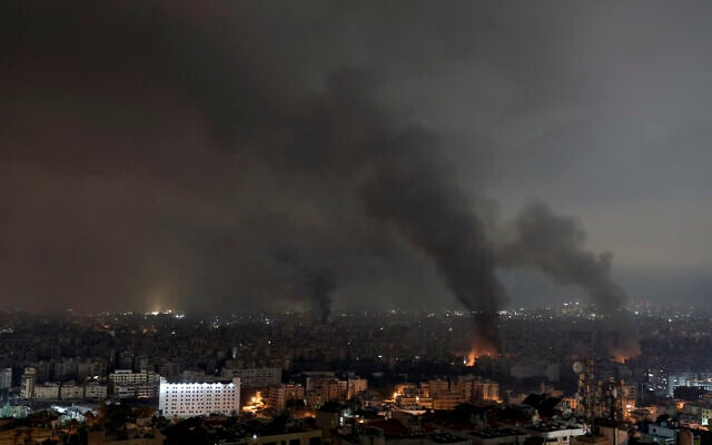 Des flammes et de la fumée s'élèvent après une frappe aérienne israélienne à Dahiyeh, Beyrouth, Liban, lundi 7 octobre 2024. (Crédit : AP Photo/Bilal Hussein) Des flammes et de la fumée s'élèvent après une frappe aérienne israélienne à Dahiyeh, Beyrouth, Liban, lundi 7 octobre 2024. (Crédit : AP Photo/Bilal Hussein)