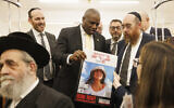 À l'occasion du premier anniversaire du pogrom du Hamas en Israël le 7 octobre, des membres de la communauté juive aux côtés du ministre britannique des Affaires étrangères David Lammy (au centre) à la synagogue South Tottenham United, à Londres, le 7 octobre 2024. (Crédit : Dan Kitwood/Pool Photo via AP)