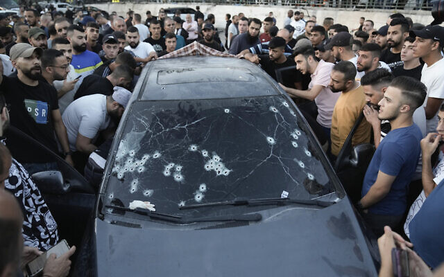 Une voiture qui a été touchée par des balles dans lesquelles au moins quatre Palestiniens ont été tués par les forces spéciales israéliennes dans la ville de Naplouse en Cisjordanie, le 9 octobre 2024. (Crédit : AP/Majdi Mohammed) Une voiture qui a été touchée par des balles dans lesquelles au moins quatre Palestiniens ont été tués par les forces spéciales israéliennes dans la ville de Naplouse en Cisjordanie, le 9 octobre 2024. (Crédit : AP/Majdi Mohammed)