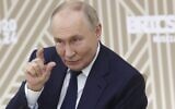 Le président russe Vladimir Poutine lors d'une réunion avec les dirigeants des principaux médias des pays BRICS à la résidence de Novo-Ogaryovo, près de Moscou, en Russie, le 18 octobre 2024. (Crédit : Vyacheslav Prokofyev, Sputnik, Kremlin Pool Photo via AP)
