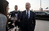 Le président Joe Biden s'adressant à la presse avant de quitter l'aéroport de Brandebourg, à Berlin, en Allemagne, le 18 octobre 2024. (Crédit : Ben Curtis/AP)
