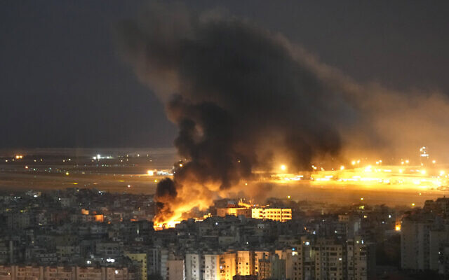 Des flammes et de la fumée sont visibles près de l'aéroport de Beyrouth, suite à une frappe israélienne sur la banlieue sud de Beyrouth, au Liban, le 20 octobre 2024. (AP/Hussein Malla) Des flammes et de la fumée sont visibles près de l'aéroport de Beyrouth, suite à une frappe israélienne sur la banlieue sud de Beyrouth, au Liban, le 20 octobre 2024. (AP/Hussein Malla)