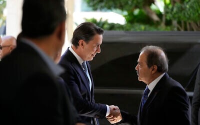 Amos Hochstein, un conseiller principal du président américain Joe Biden( au centre) arrivant pour rencontrer le président du Parlement libanais allié du Hezbollah, Nabih Berri, à Beyrouth, au Liban, le 21 octobre 2024. (Crédit : Hassan Ammar/AP)