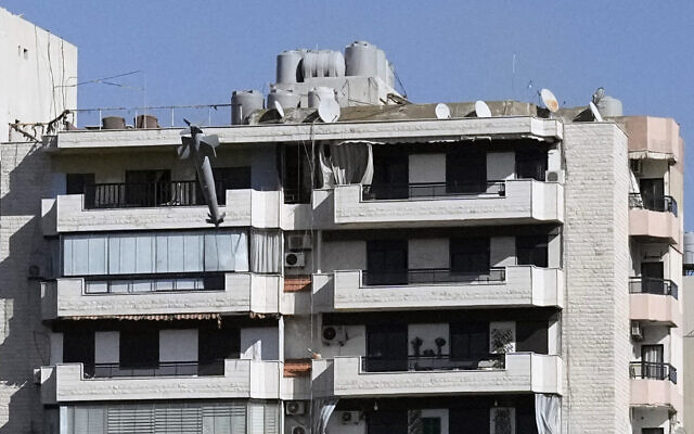 Un missile lancé par un avion israélien frappe un bâtiment à Ghobeiri, à Beyrouth, au Liban, le 22 octobre 2024. (Crédit : AP Photo/Bilal Hussein) Un missile lancé par un avion israélien frappe un bâtiment à Ghobeiri, à Beyrouth, au Liban, le 22 octobre 2024. (Crédit : AP Photo/Bilal Hussein)