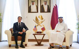 Le secrétaire d'État américain Antony Blinken (à gauche) et le Premier ministre et ministre des Affaires étrangères du Qatar, Mohammed ben Abdulrahman al-Thani, à Doha, au Qatar, le 24 octobre 2024. (Crédit : Nathan Howard/Pool Photo via AP)