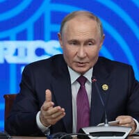 Le président russe Vladimir Poutine lors d'une conférence de presse au sommet des BRICS à Kazan, en Russie, le 24 octobre 2024. (Crédit : Maxim Shipenkov/Pool Photo via AP)