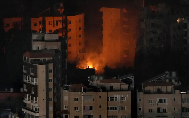 Des flammes s'élevant après une frappe aérienne israélienne sur une cible du Hezbollah à Dahiyeh, dans la banlieue sud de Beyrouth, au Liban, le 25 octobre 2024. (Crédit : Hussein Malla/AP)