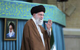 Le guide suprême iranien, l'ayatollah Ali Khamenei, salue la foule lors d'un meeting à Téhéran (Iran), le 27 octobre 2024. (Cabinet du guide suprême iranien via AP)