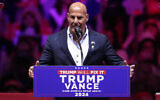 Sid Rosenberg parlant devant le candidat républicain à la présidence, l'ancien président Donald Trump, lors d'un meeting de campagne, au Madison Square Garden, à New York, le 27 octobre 2024. (Crédit : Evan Vucci/AP)