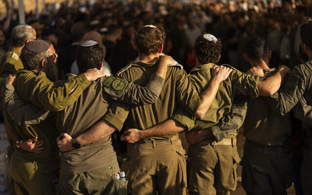 Des soldats israéliens lors des funérailles du réserviste Yedidia Bloch, 31 ans, dans l'implantation de Mevo Horon, en Cisjordanie, le 30 octobre 2024. (Crédit : AP Photo/Francisco Seco)