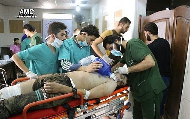 Le personnel soignant traitant un homme souffrant de difficultés respiratoires après une attaque aux armes chimiques par les forces du dictateur syrien Bashar el-Assad la semaine précédente, à l'intérieur d'un hôpital, à Alep, en Syrie, le 6 septembre 2016. (Crédit : Aleppo Media Center via AP)