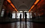 Des touristes visitent le Musée juif à Prague, en République tchèque, le 24 janvier 2019. (Crédit : AP Photo/Petr David Josek)