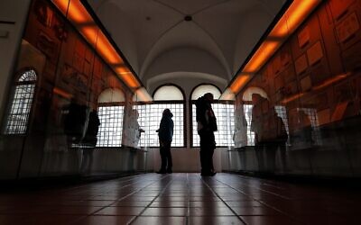 Des touristes visitent le Musée juif à Prague, en République tchèque, le 24 janvier 2019. (Crédit : AP Photo/Petr David Josek)