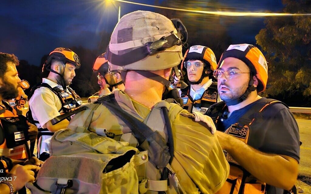 Aharon Ben Haroush, à droite, s'entretient avec des soldats de Tsahal le jour de l'attaque du Hamas le 7 octobre 2023. (United Hatzalah) Aharon Ben Haroush, à droite, s'entretient avec des soldats de Tsahal le jour de l'attaque du Hamas le 7 octobre 2023. (United Hatzalah)