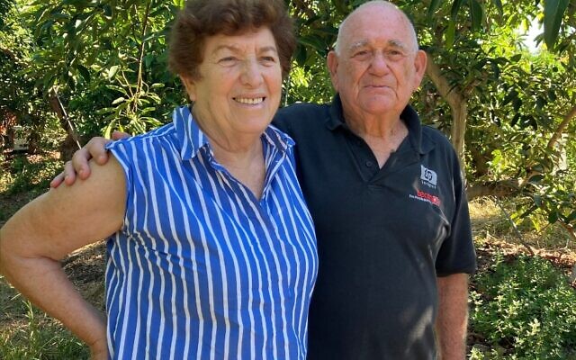 Clarise et Reuven Kfir dans leurs plantations d'avocatiers dans le Moshav Liman, le 26 septembre 2024. (Crédit: Diana Bletter/Times of Israel)