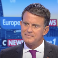 Capture d'écran du Grand Rendez-Vous CNews-Europe 1 du 1er Octobre 2024. Manuel Valls ancien Premier ministre français, répond à la journaliste Sonia Mabrouk.