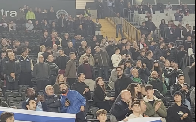 La foule applaudissant l'Hatikvah, l'hymne national israélien, lors du match de football de l'UEFA Nations League entre l'Italie et Israël, à Udine, en Italie, le 14 octobre 2024. (Crédit : Capture d’écran du compte Instagram de la Fédération israélienne de football ; utilisée conformément à l'article 27a de la loi sur le droit d'auteur)