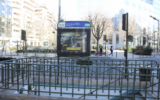 L'entrée de la bouche de métro Pont Levallois Bécon-Levallois Perret, le 25 février 2018. (Crédit : Capture d’écran Wikimedia Commons ; utilisée conformément à l'article 27a de la loi sur les droits d'auteur)