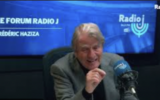 L'ancien ministre français des Affaires étrangères Bernard Kouchner, au micro de Radio J, le 20 octobre 2024. (Crédit : Capture d’écran YouTube ; utilisée conformément à l'article 27a de la loi sur le droit d'auteur)