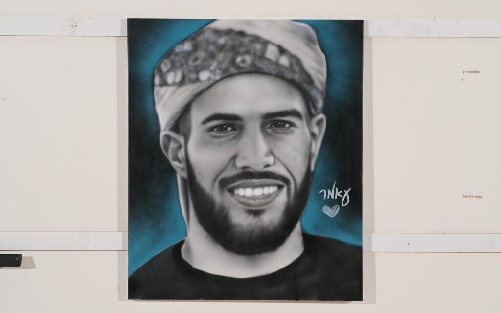Le Bédouin Amer Abu Sabila, tué par les terroristes du Hamas à Sdérot, le 7 octobre, peint ici par l'artiste Benzi Brofman (Autorisation : Tzachi Kivenshtein)