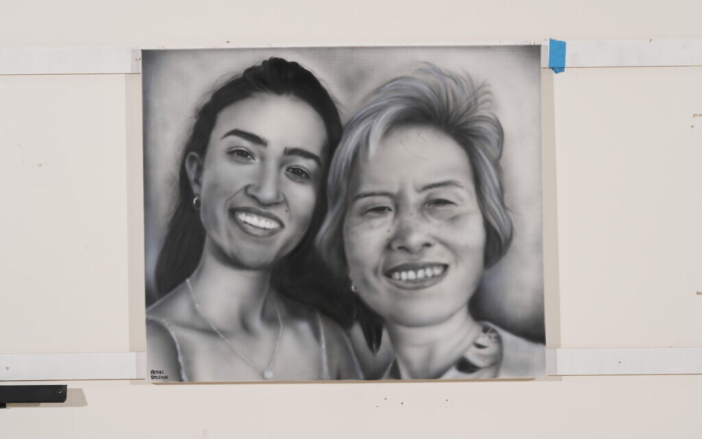L'ex-otage Noa Argamani et sa mère, décédée peu de temps après le retour de sa fille de captivité à Gaza, un portrait réalisé par l'artiste Benzi Brofman. (Autorisation :  Tzachi Kivenshtein)