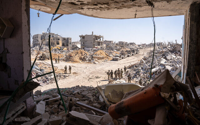 Vue de l'endroit où le chef du Hamas Yahya Sinwar a été tué par les troupes de l’armée israélienne le 16 octobre 2024, au deuxième étage d'une maison dans le quartier Tel Sultan de Rafah, au sud de la bande de Gaza, le 20 octobre 2024. (Crédit : Emanuel Fabian/Times of Israel)