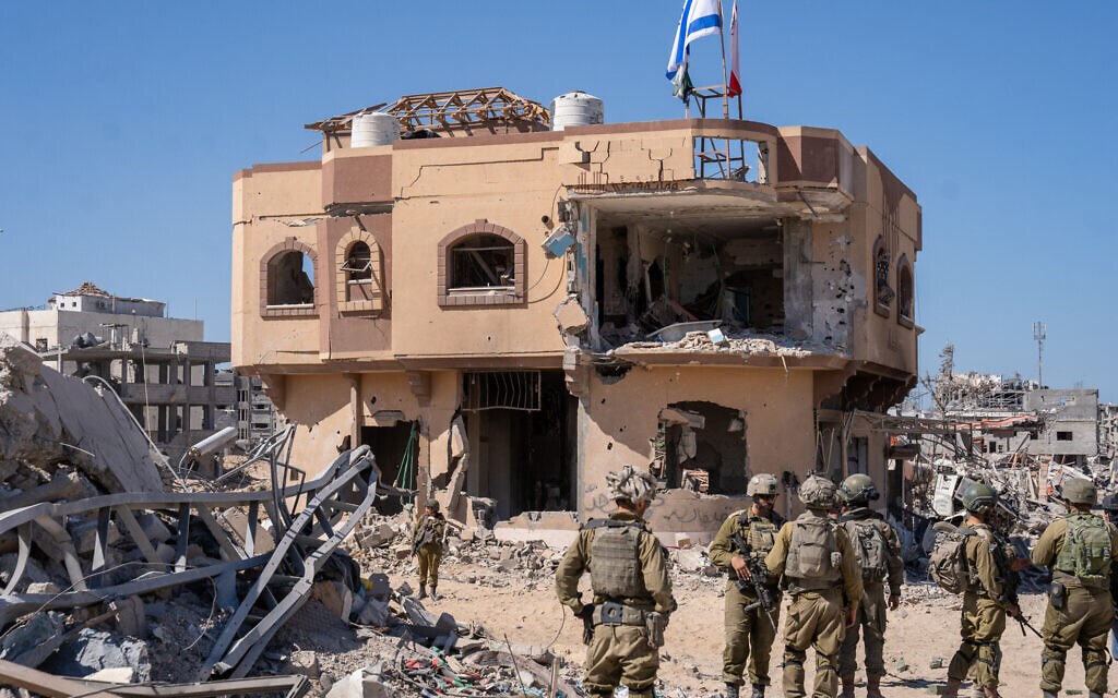 La maison où le chef du Hamas Yahya Sinwar a été abattu par les troupes, dans le sud de la bande de Gaza, à Rafah, le 20 octobre 2024. (Crédit : Emanuel Fabian/Times of Israel)