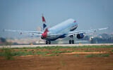 Un vol de British Airways décollant de l'aéroport international Ben Gurion, le 3 septembre 2014. (Crédit : Moshe Shaï/Flash90)