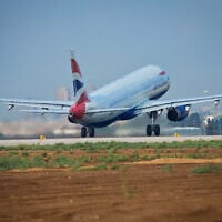 Un vol de British Airways décollant de l'aéroport international Ben Gurion, le 3 septembre 2014. (Crédit : Moshe Shaï/Flash90)