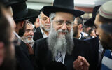 Fils du défunt chef spirituel du Shas, le rabbin Ovadia Yosef, le rabbin David Yosef, quittant le pays après avoir donné une leçon de Torah lors d'une visite, à Safed, le 16 novembre 2017. (Crédit : David Cohen/Flash90)