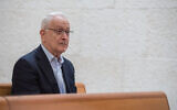 L'éditeur de Haaretz, Amos Schocken, arrivant pour une audience sur un procès intenté contre le journal, à la Cour suprême, à Jérusalem, le 13 janvier 2020. (Crédit : Olivier Fitoussi/Flash90)