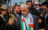 Le chef du Hamas à Gaza, Yahya Sinwar, dans la ville de Gaza, le 30 mars 2022. (Crédit : Attia Muhammed/Flash90)