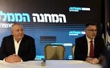 Le ministre de la Justice et chef du parti Tikva Hadasha Gideon Saar (à droite) et le député Kahol Lavan Gadi Eisenkot tenant une conférence de presse annonçant la fusion de leurs partis au sein de l'alliance HaMahane HaMamlahti, à Ramat Gan, le 14 août 2022. (Crédit : Tomer Neuberg/Flash90)