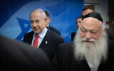 Le Premier ministre Benjamin Netanyahu, à gauche, et le ministre du Logement Yitzhak Goldknopf, à droite, arrivent pour une réunion du cabinet au bureau du Premier ministre à Jérusalem le 27 septembre 2023. (Crédit : Chaim Goldberg/Flash90)