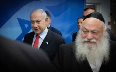 Le Premier ministre Benjamin Netanyahu, à gauche, et le ministre du Logement Yitzhak Goldknopf, à droite, arrivent pour une réunion du cabinet au bureau du Premier ministre à Jérusalem le 27 septembre 2023. (Crédit : Chaim Goldberg/Flash90)