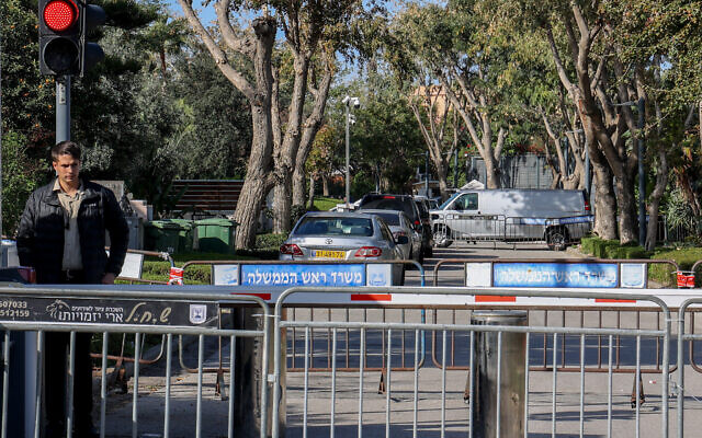 Les forces de sécurité israéliennes montant la garde devant la maison du Premier ministre Benjamin Netanyahu, à Caesarea, le 20 janvier 2024. (Crédit : Jonathan Shaul/Flash90) Les forces de sécurité israéliennes montant la garde devant la maison du Premier ministre Benjamin Netanyahu, à Caesarea, le 20 janvier 2024. (Crédit : Jonathan Shaul/Flash90)