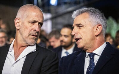 Ronen Bar (à gauche), chef des services de sécurité intérieure du Shin Bet, et le chef de l’agence de renseignement du Mossad, David Barnea, lors de la cérémonie annuelle de commémoration de la Shoah, à Yad Vashem, à Jérusalem, le 5 mai 2024. (Crédit : Chaïm Goldberg/Flash90)