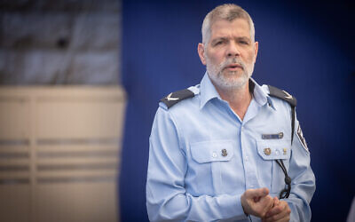 Le conseiller juridique de la police, Elazar Kahana, lors d'une cérémonie du Jour de l'Indépendance, au quartier général de la police, à Jérusalem, le 9 mai 2024. (Crédit : Chaïm Goldberg/Flash90)